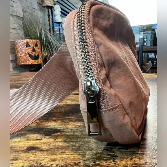 ODODOS | Unisex mini belt bag. - Picture 2 of 13